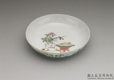 图片[2]-Dish with antique and flower inside a carved polychrome blue exterior in falangcai painted enamels, Qianlong reign (1736-1795), Qing dynasty-China Archive